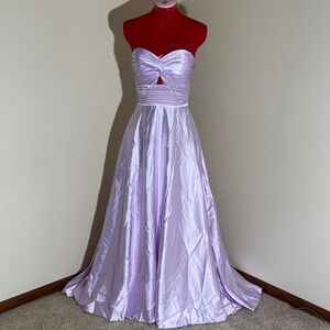 Elegant Lavender Strapless Evening Gown
